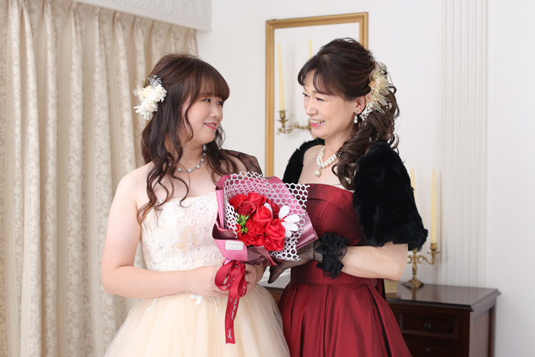 写真:母と娘でドレス姿の記念撮影